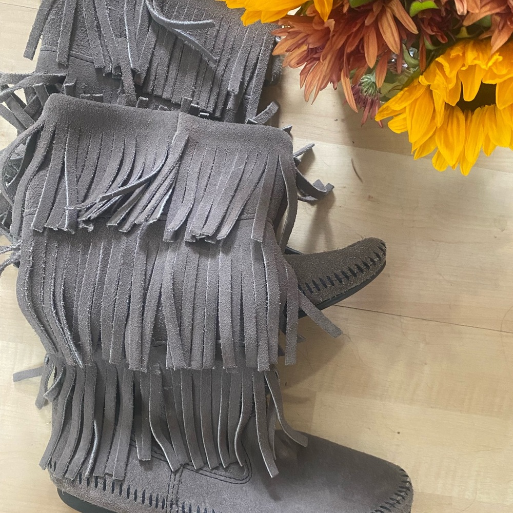 Minnetonka Gray Moccasin 3-Layer Fringe Boot Sz 8